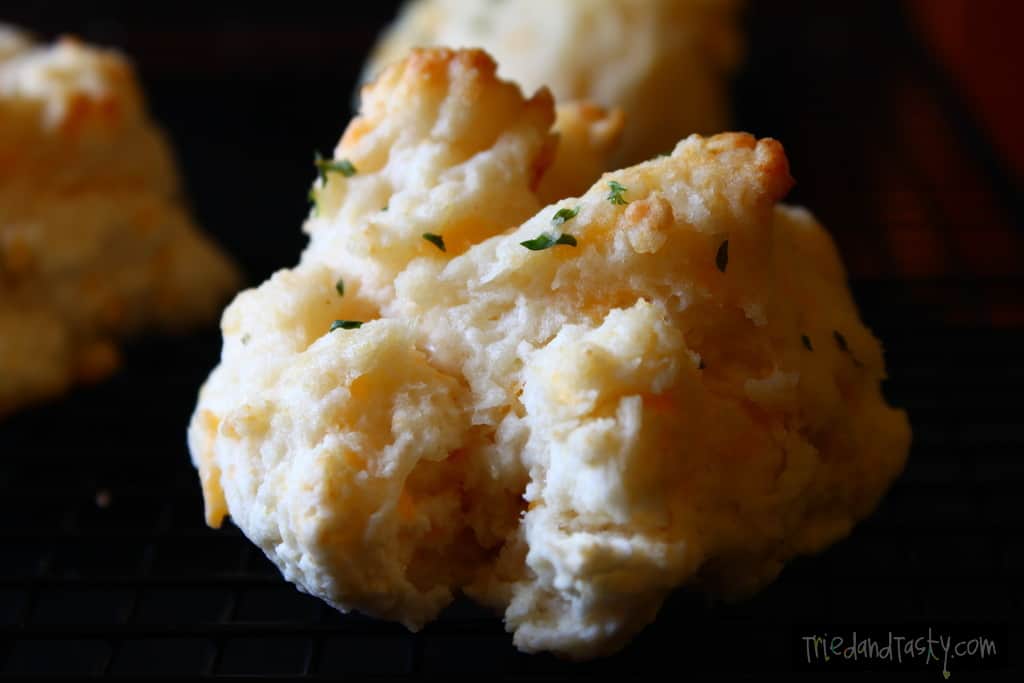 Copycat Red Lobster Cheese Bicuits // Tried and Tasty