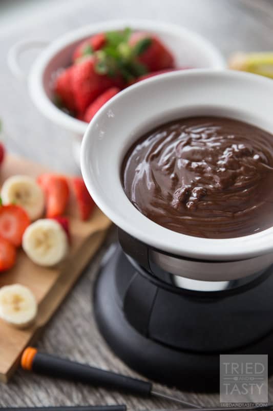 Three Ingredient Peanut Butter Fondue // Calling all peanut butter lovers! This fondue is perfectly creamy, perfectly chocolaty, and perfectly peanut buttery! Grab your favorite dippers and whip this delicious dessert up in a breeze | Tried and Tasty